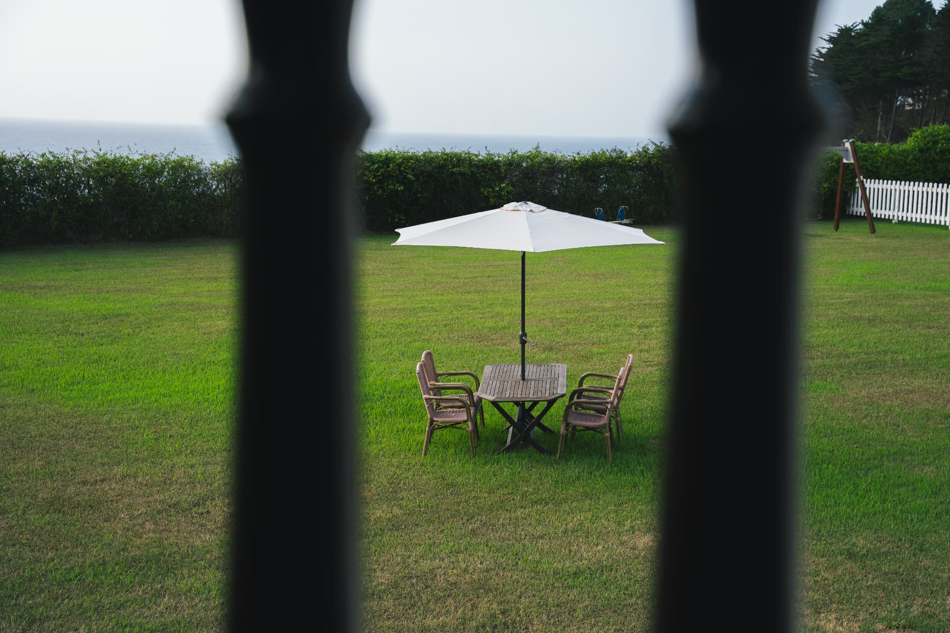 Jardín con mesa y vistas al mar Cantábrico