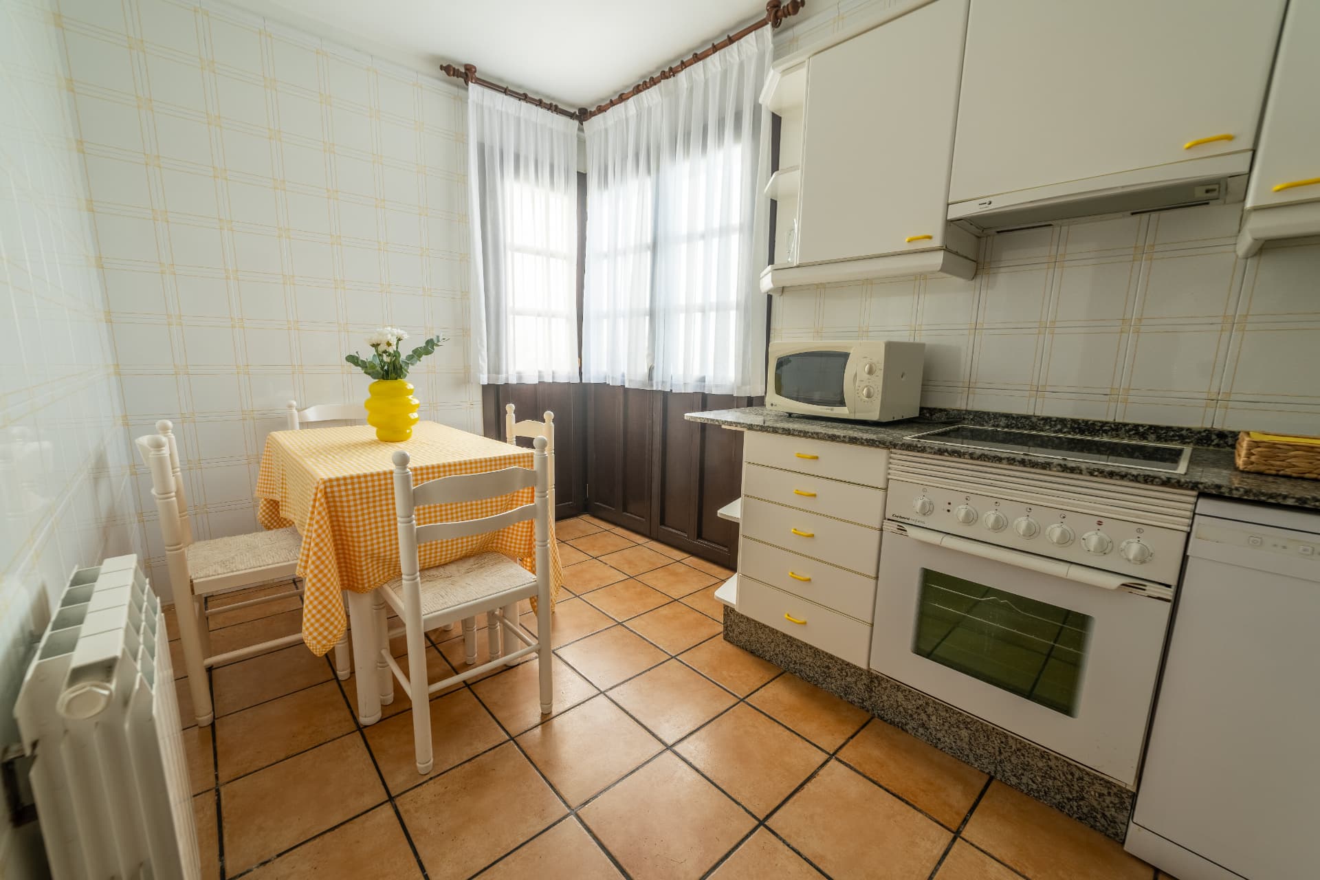 Cocina equipada con vistas al jardín