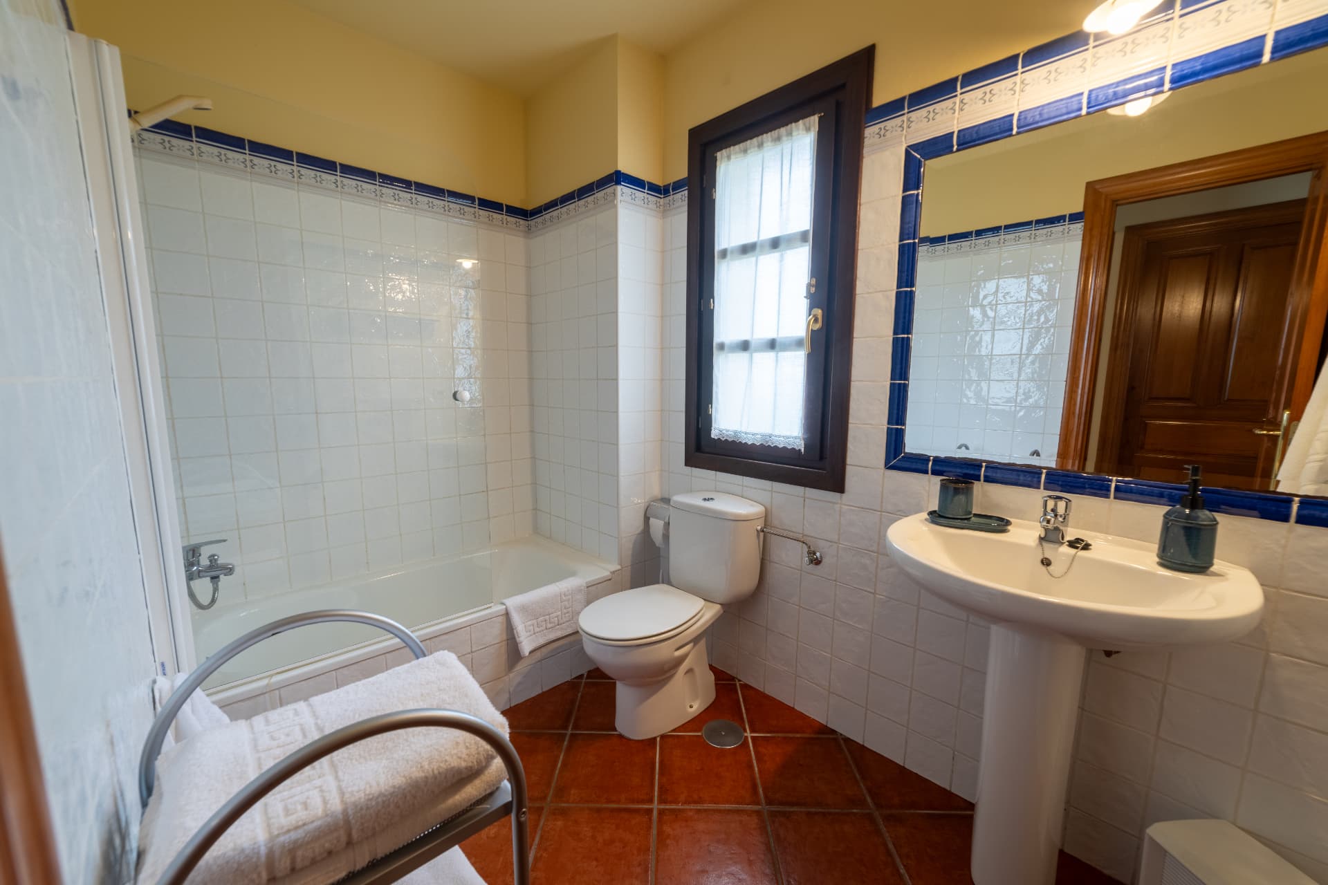 Dormitorio abuhardillado con dos camas