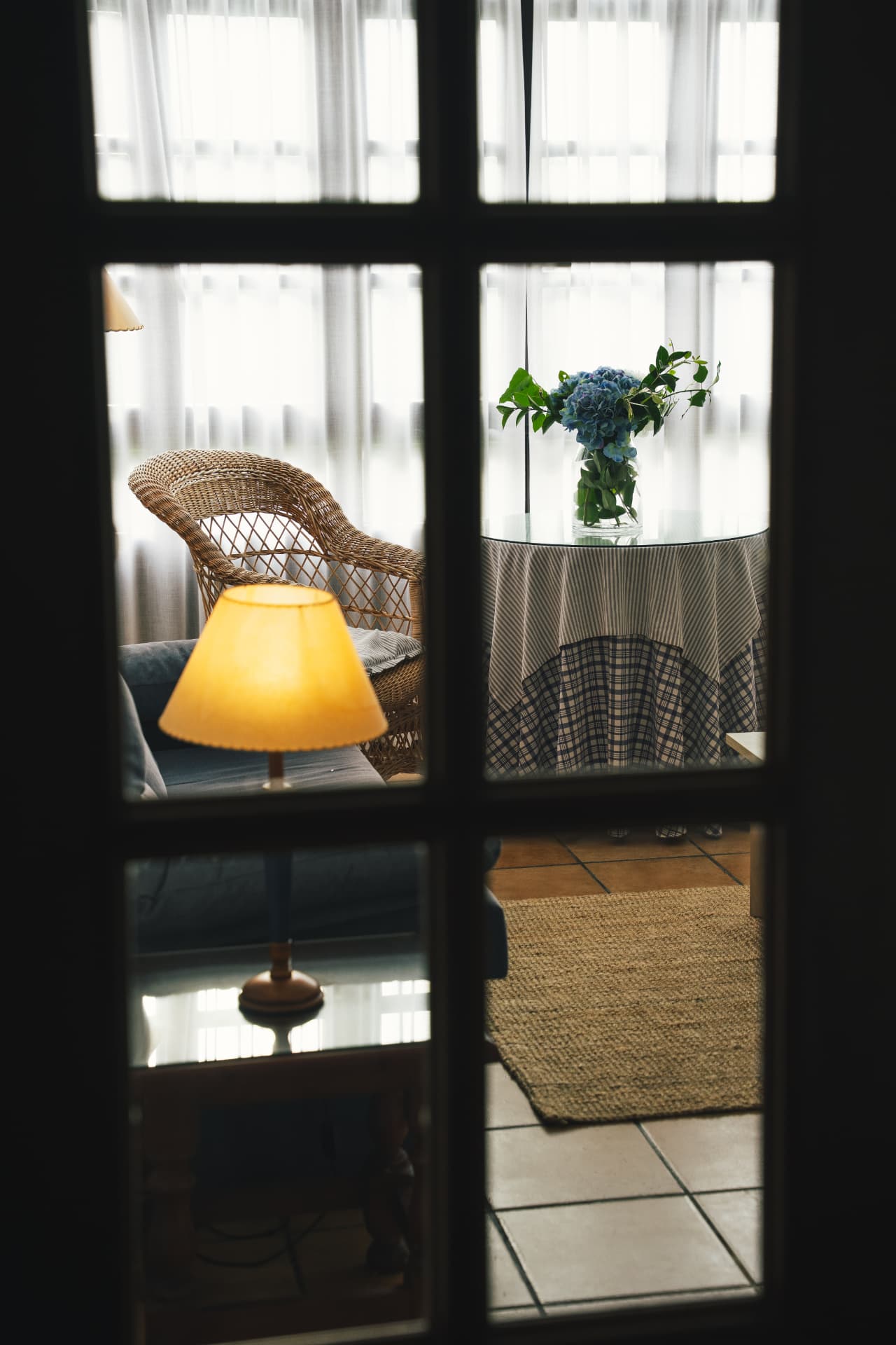 Rincón de lectura con lámpara y sillón de mimbre