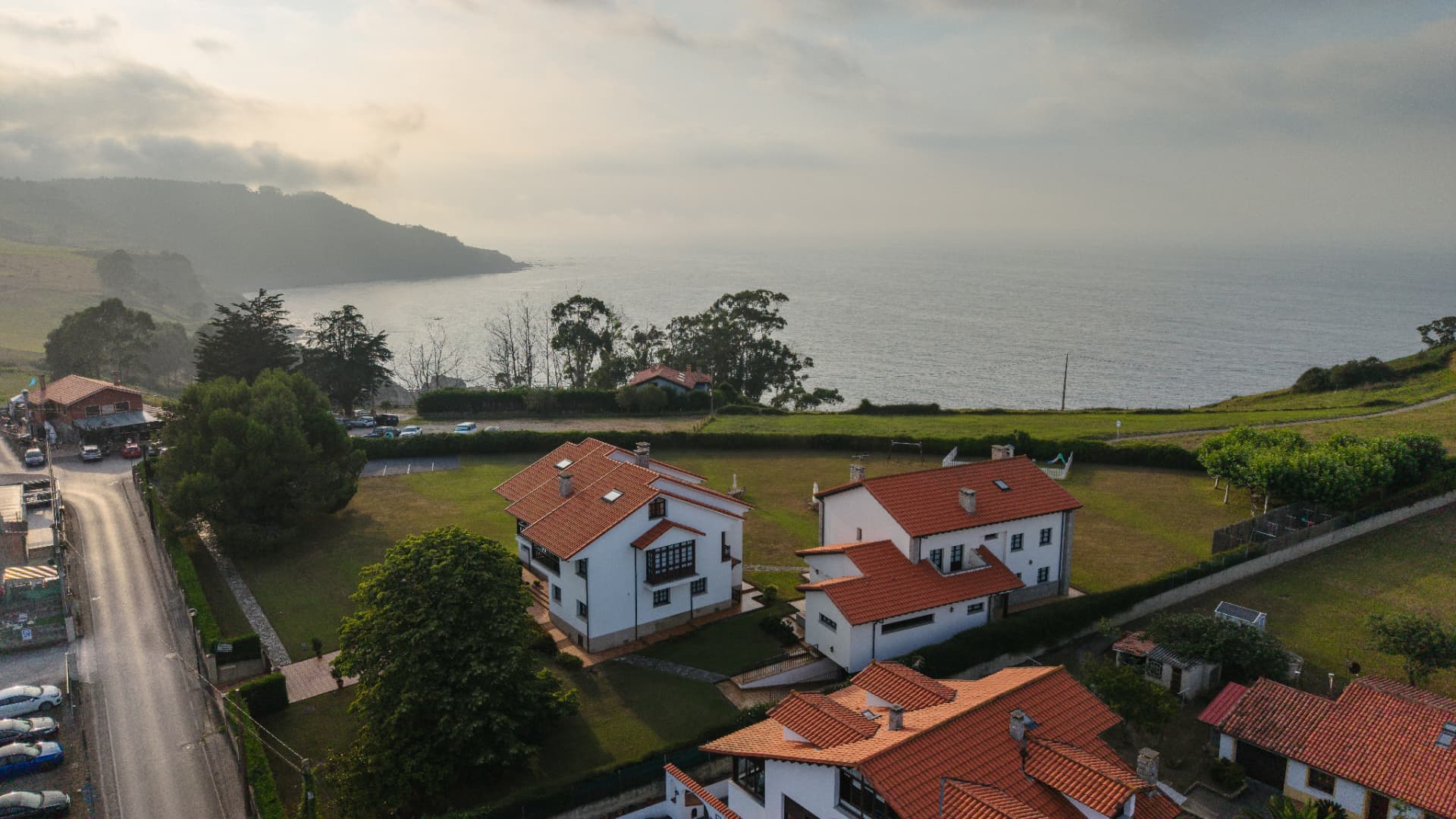 Vista aérea del complejo de Apartamentos Antanielles frente al Cantábrico