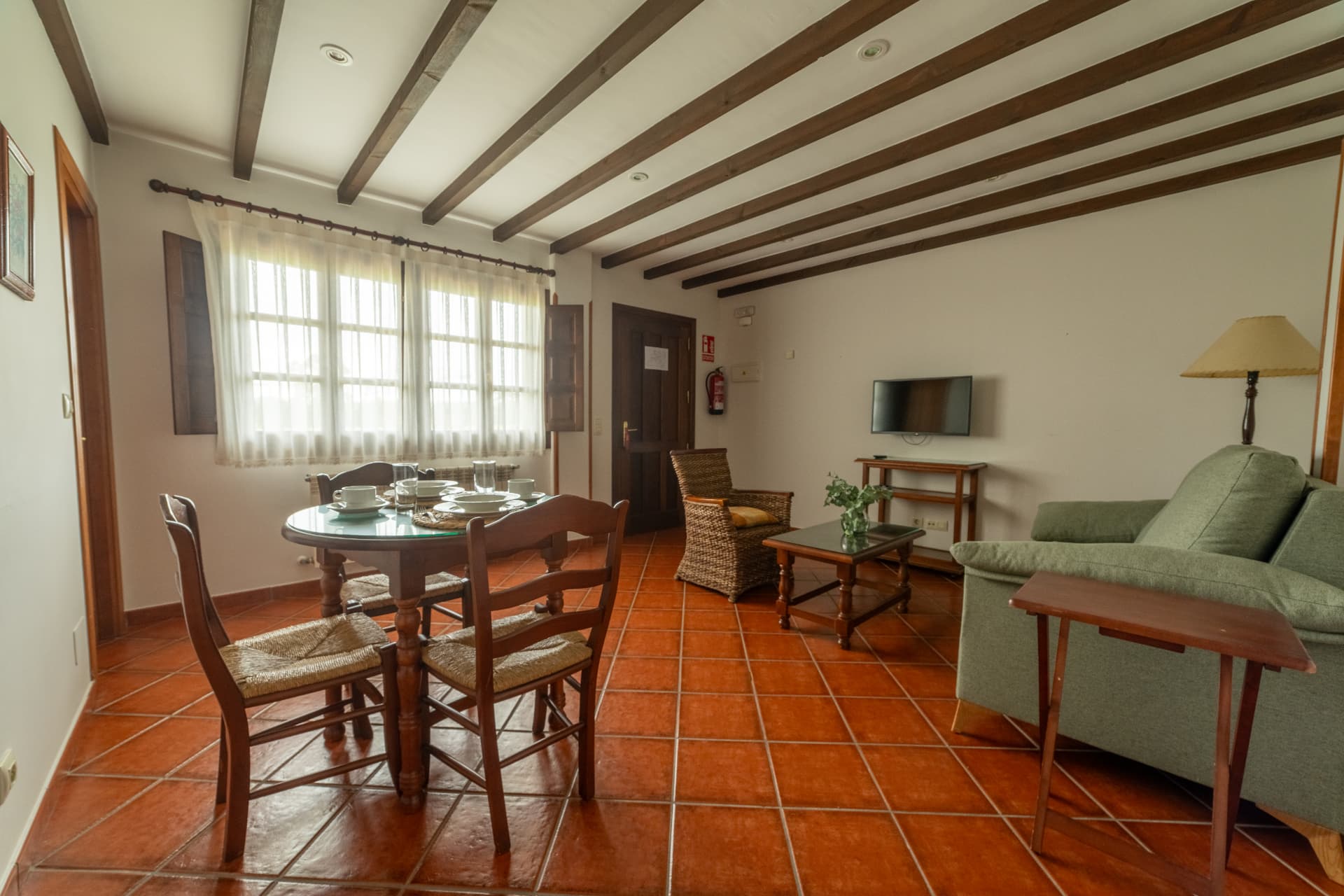 Salón amplio con mirador acristalado en apartamento de dos dormitorios