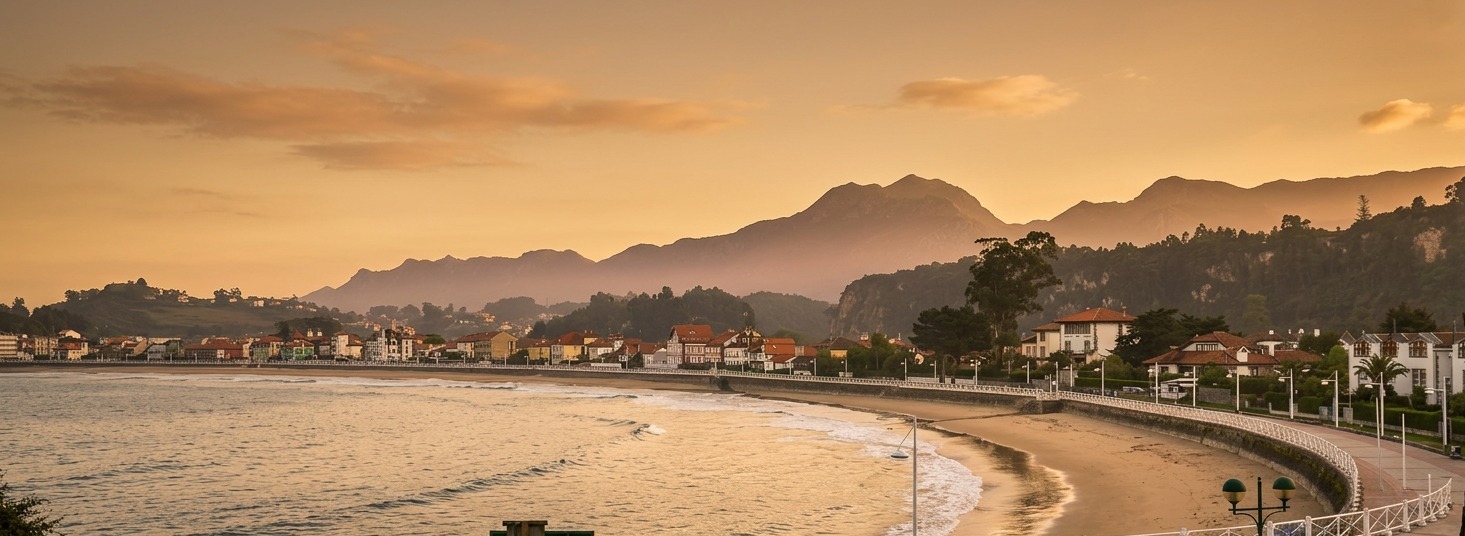 Playa de Santa Marina y la bahía de Ribadesella al atardecer