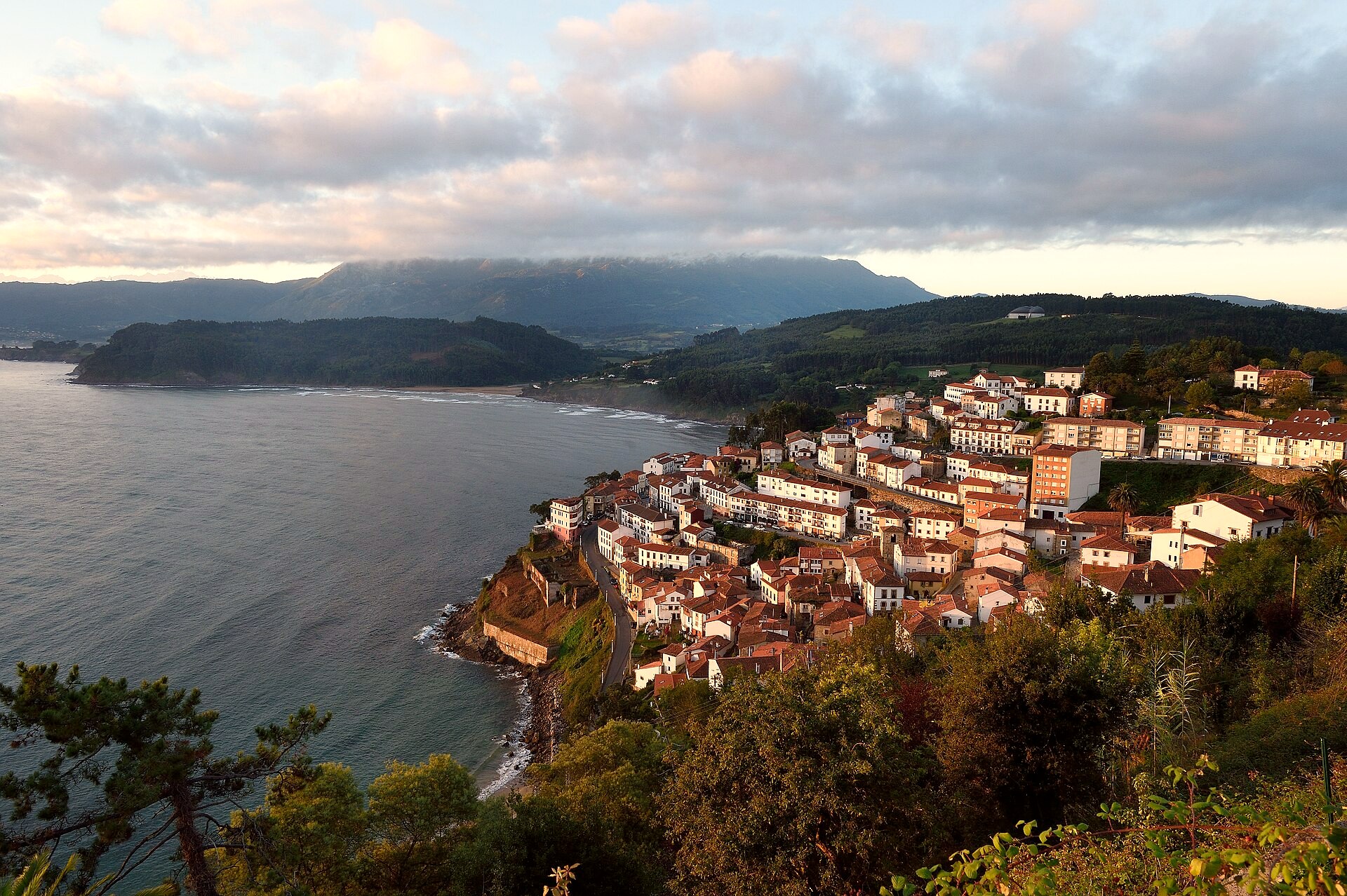 Lastres al amanecer, pueblo pesquero asturiano