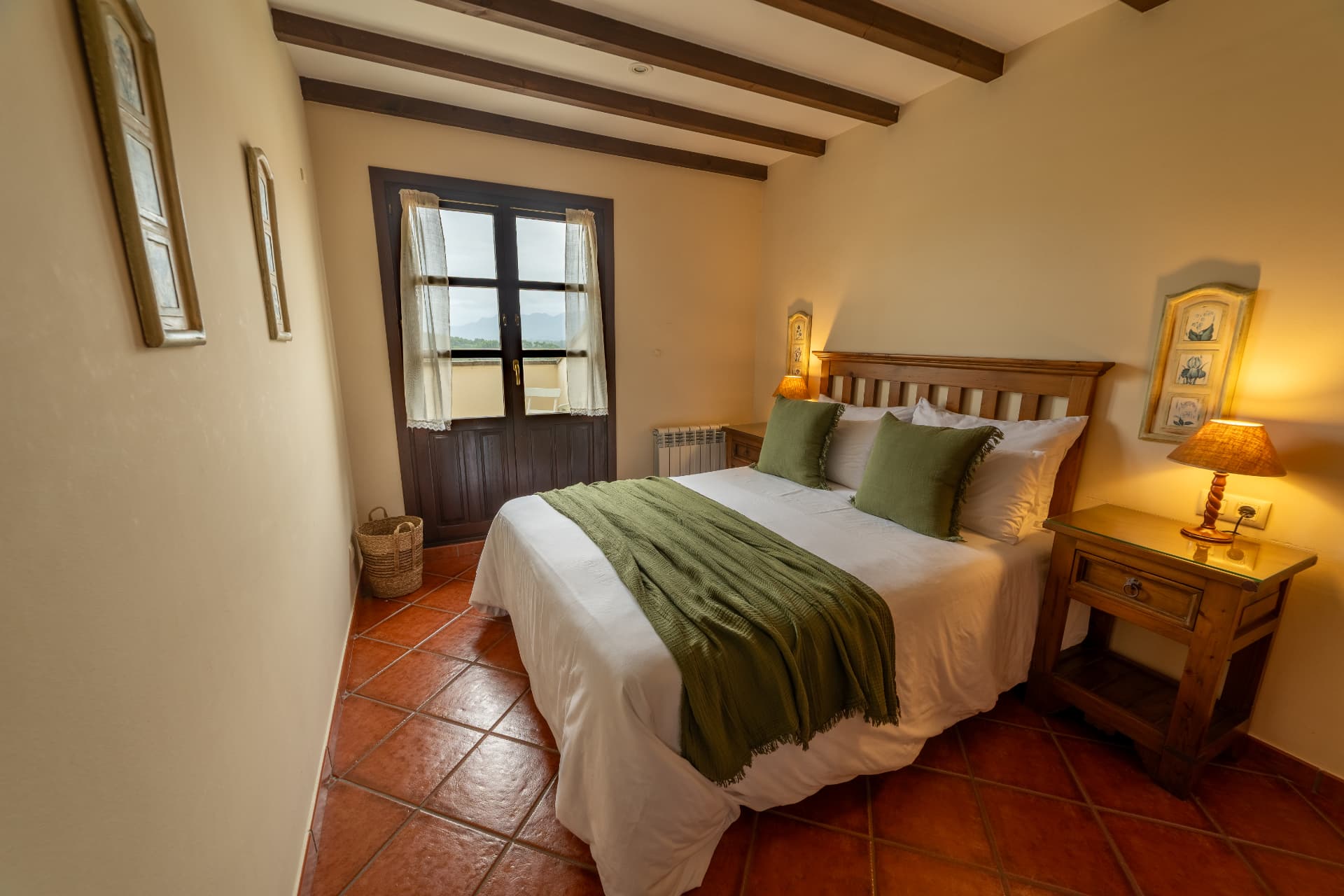 Dormitorio luminoso con cama de matrimonio en Apartamentos Antanielles