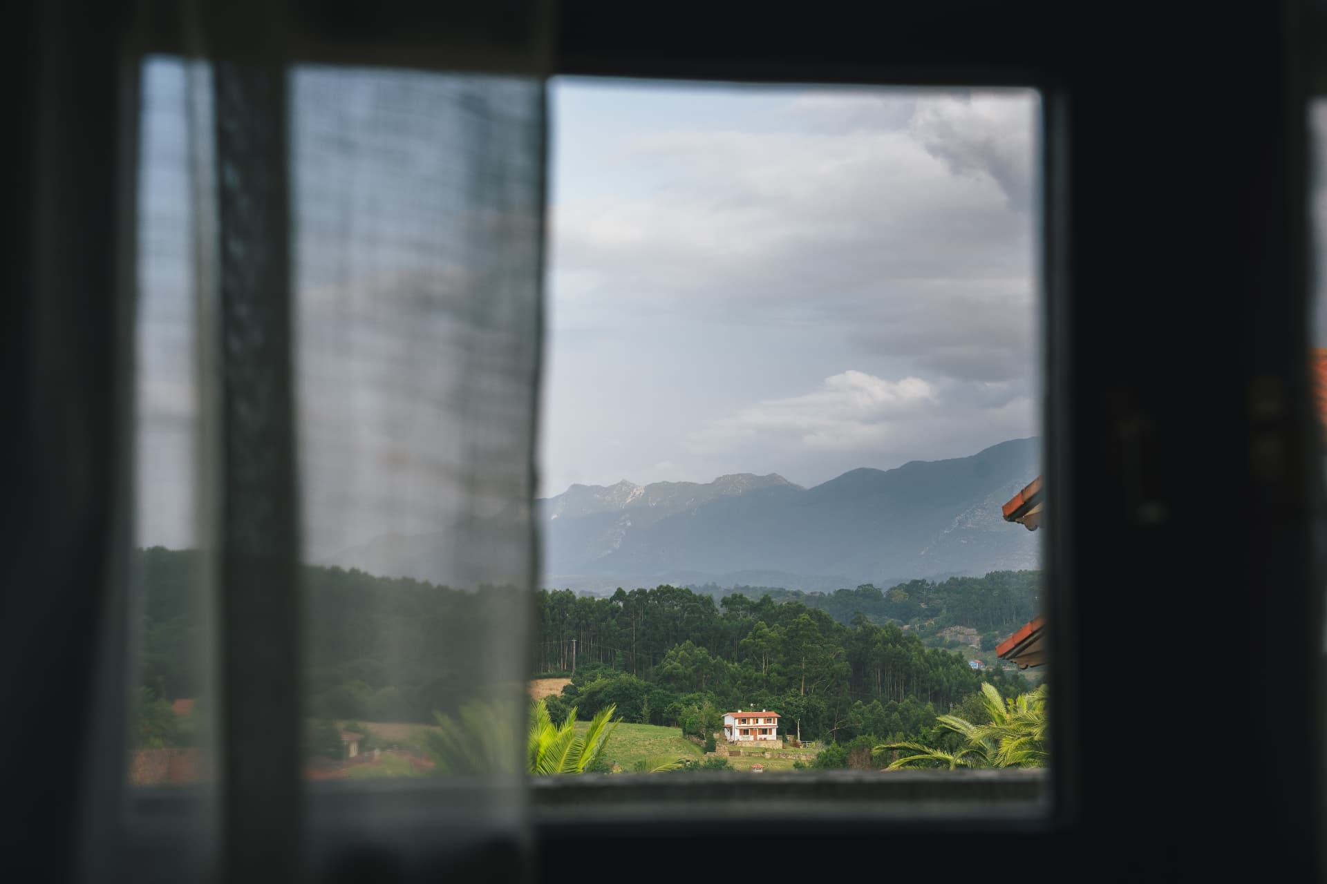 Vista a las montañas asturianas desde la ventana